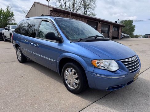 Used 2007 Chrysler Town & Country Limited image 3