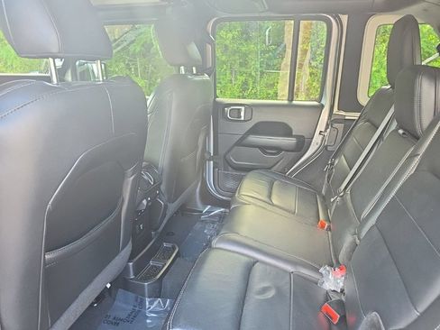 Used 2018 Jeep Wrangler Unlimited Sahara AWD/4WD image 10