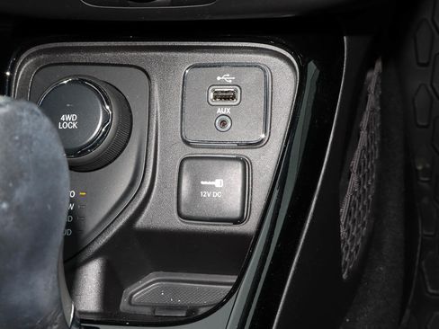 Used 2018 Jeep Compass Limited w/ Navigation Group AWD/4WD image 21