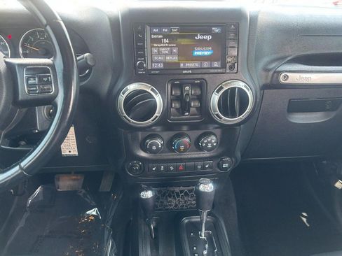 Used 2017 Jeep Wrangler Unlimited Sahara w/ Connectivity Group AWD/4WD image 15