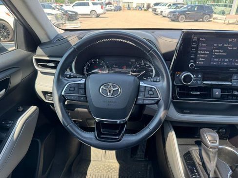Used 2021 Toyota Highlander XLE AWD/4WD image 10