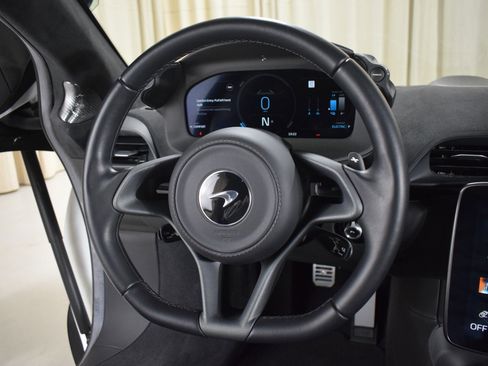 Used 2023 McLaren Artura image 22