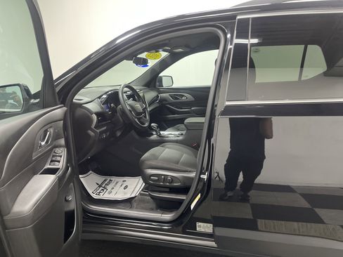 Used 2023 Chevrolet Traverse LT image 9