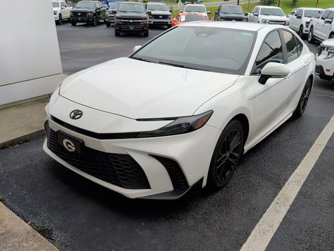 Used 2025 Toyota Camry SE FWD image 2