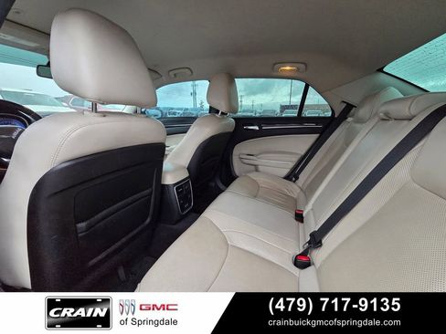 Used 2018 Chrysler 300 Limited RWD image 27