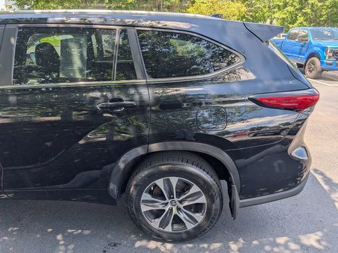 Used 2023 Toyota Highlander XLE AWD/4WD image 4