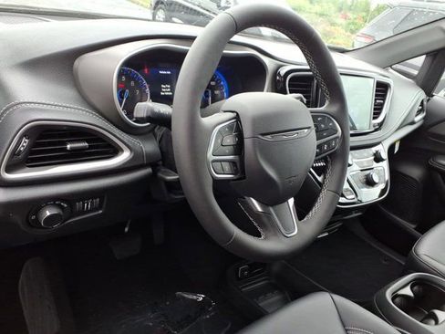 New 2027 Chrysler Pacifica Select AWD/4WD image 6