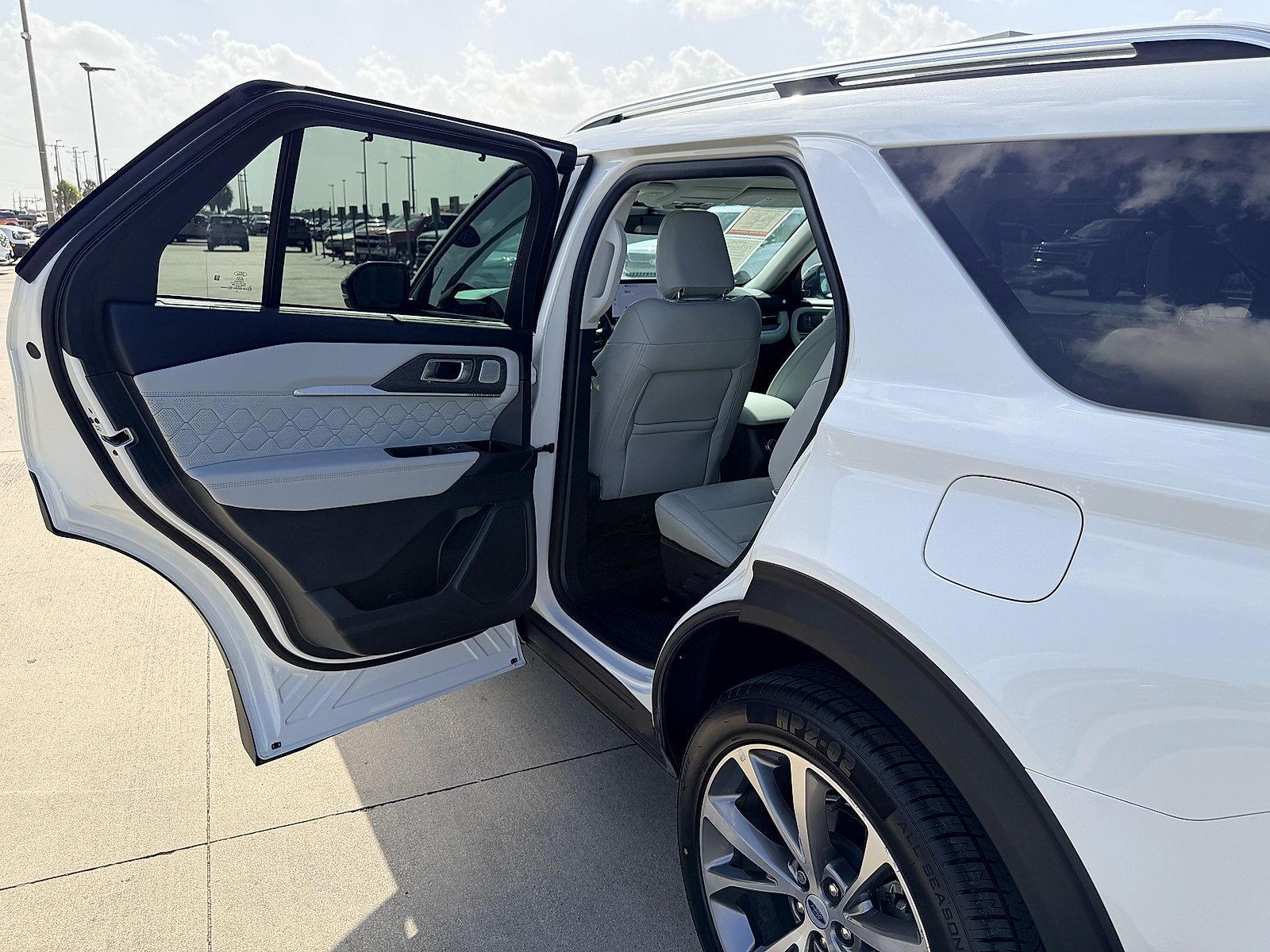 Used 2025 Ford Explorer Platinum w/ Ultimate Package AWD/4WD image 21