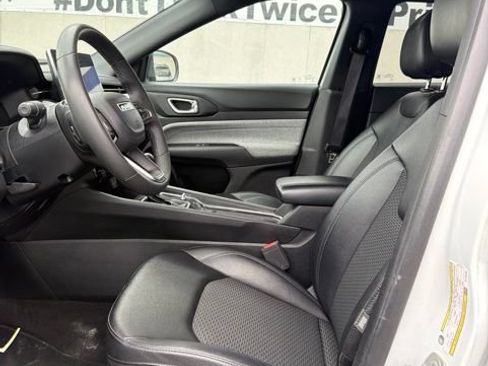 Used 2024 Jeep Compass Latitude AWD/4WD image 18