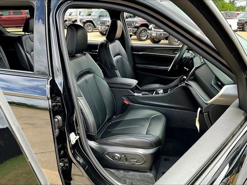 New 2026 Jeep Grand Cherokee L Limited RWD image 11