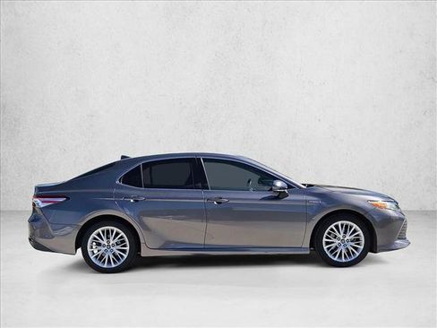 Used 2020 Toyota Camry XLE FWD image 4