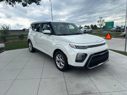 Used 2022 Kia Soul LX w/ Technology Package FWD image 2