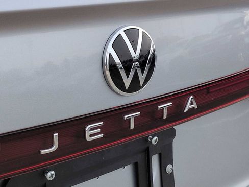 Used 2025 Volkswagen Jetta SE FWD image 12