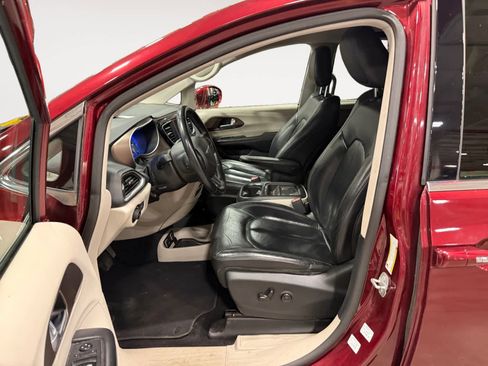 Used 2018 Chrysler Pacifica Touring-L FWD image 10