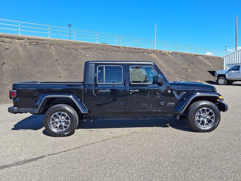 Certified 2024 Jeep Gladiator Sport image 7