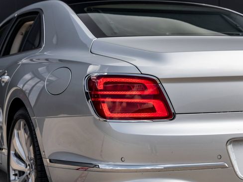 Used 2026 Bentley Flying Spur Plug-In Hybrid AWD/4WD image 13