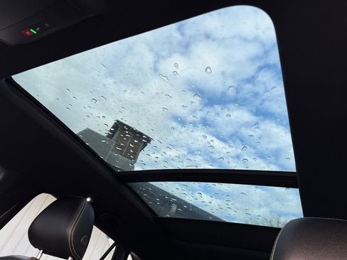 Used 2022 Volkswagen Atlas Cross Sport SE w/ Panoramic Sunroof Package image 16