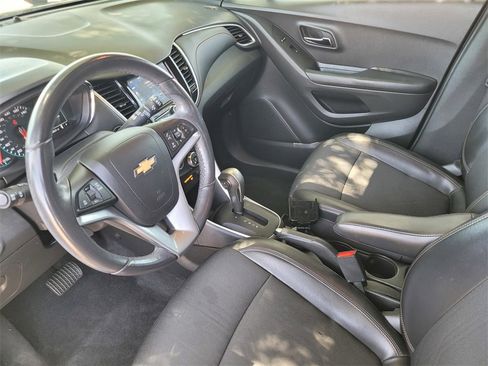 Used 2022 Chevrolet Trax LT w/ Midnight Edition image 18
