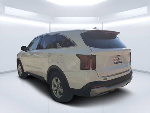 Used 2025 Kia Sorento LX image 5
