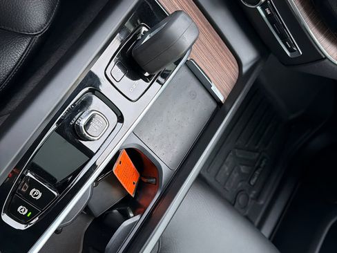 Used 2022 Volvo XC60 B5 Momentum w/ Climate Package image 27