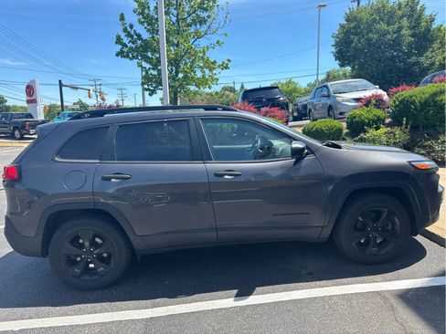 Used 2017 Jeep Cherokee Sport AWD/4WD image 7