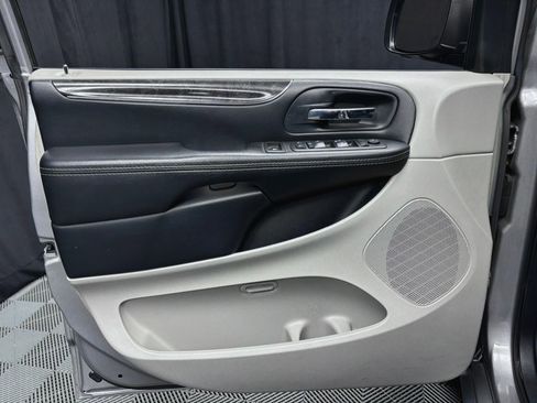 Used 2016 Chrysler Town & Country Touring w/ Driver Convenience Group image 22