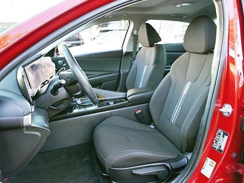 Certified 2025 Hyundai Elantra SEL image 13