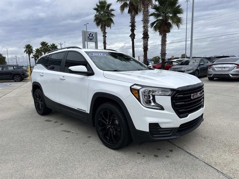 Used 2022 GMC Terrain SLE w/ Driver Convenience Package image 3