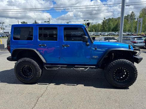 Used 2015 Jeep Wrangler Unlimited Sahara w/ Connectivity Group AWD/4WD image 5