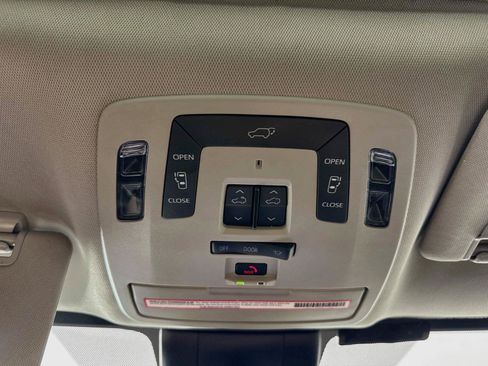 Used 2023 Toyota Sienna Limited FWD image 23
