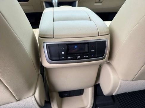 Used 2019 Toyota Highlander XLE AWD/4WD image 14