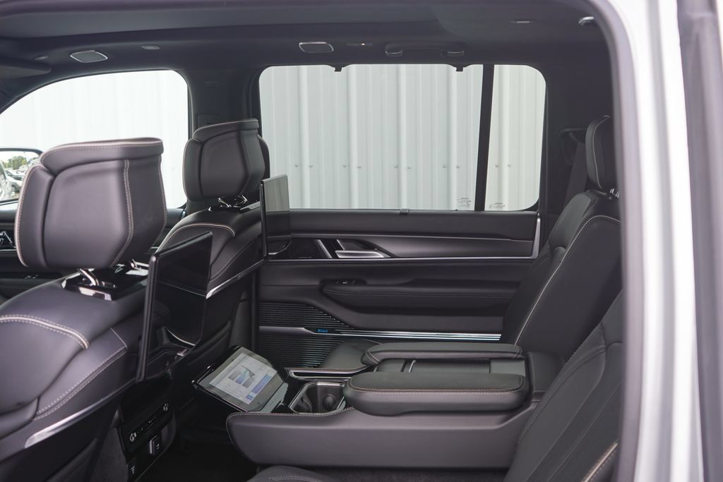 Used 2025 Jeep Grand Wagoneer L Series II Obsidian w/ Quick Order Packagew 28T AWD/4WD image 31