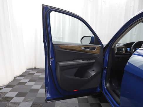 Used 2025 Volkswagen Atlas SE w/ Panoramic Sunroof Package image 4