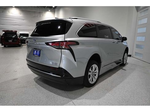 Used 2024 Toyota Sienna Platinum FWD image 6