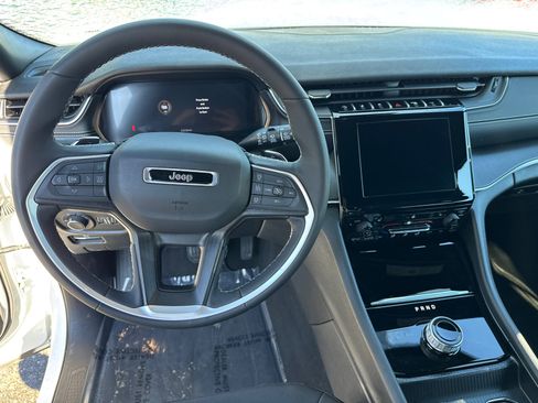 Used 2024 Jeep Grand Cherokee Laredo X w/ Luxury Tech Group I image 18