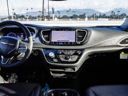 New 2026 Chrysler Pacifica Select image 15