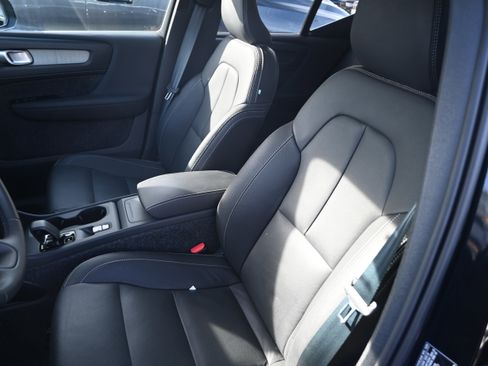 Used 2025 Volvo XC40 B5 Core image 5