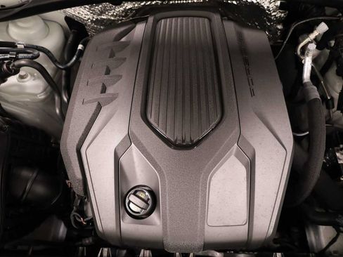 Certified 2026 Porsche Macan AWD/4WD image 42