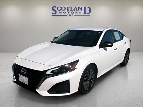 Used 2024 Nissan Altima 2.5 SV image 2