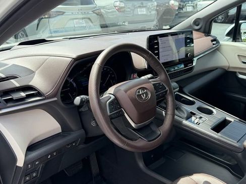 Certified 2022 Toyota Sienna Platinum FWD image 11