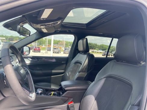 Used 2023 Jeep Grand Cherokee Altitude image 10