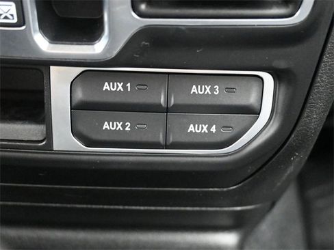 Used 2020 Jeep Wrangler Unlimited Sahara image 30