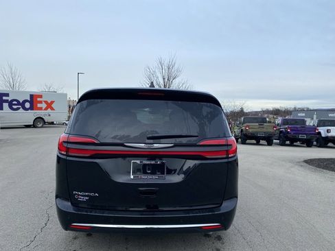 New 2026 Chrysler Pacifica Select image 3