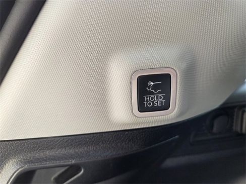 Used 2023 Jeep Grand Cherokee Limited w/ Black Appearance Package image 10