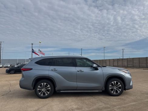 Used 2021 Toyota Highlander XLE FWD image 24