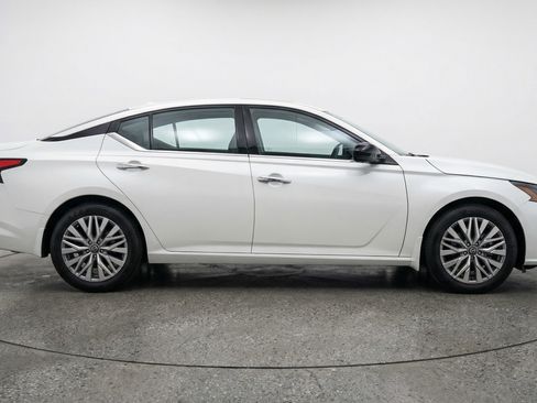 Used 2025 Nissan Altima 2.5 SV FWD image 11
