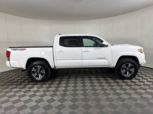Used 2017 Toyota Tacoma TRD Sport w/ Tow Package (A/T) AWD/4WD image 2