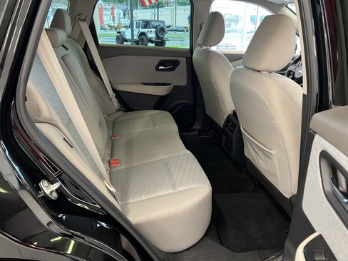 Used 2023 Nissan Rogue SV image 39