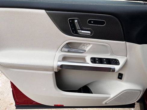 Used 2021 Mercedes-Benz GLB 250 4MATIC w/ Premium Package image 8