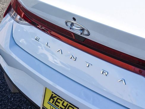 Used 2021 Hyundai Elantra SE image 9